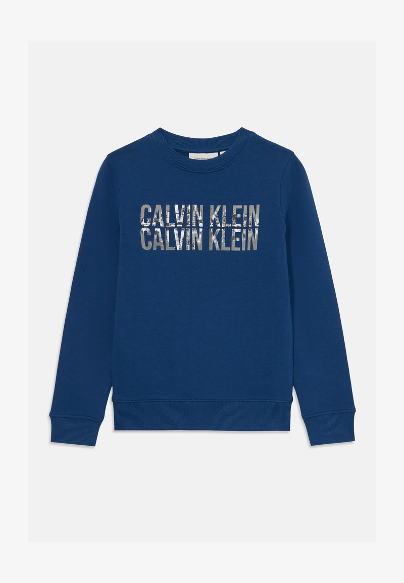 Sudadera azul de algodón, con escote redondo, puños y dobladillo acanalados. En la parte frontal presenta "CALVIN KLEIN" en impresión metálica.