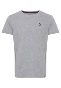 Tricou din bumbac gri, cu guler rotund, mâneci scurte și un mic design brodat cu o palmier de culoare roșie închisă pe pieptul stâng.