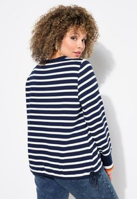 Haut à rayures bleu marine et blanc à manches longues avec col rond et ourlet ajustable, fabriqué en tissu doux ; présente une coupe décontractée et des poignets contrastants.