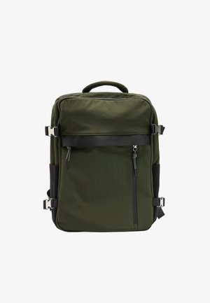 Zielony plecak tekstylny o uporządkowanej formie, z czarnymi akcentami, srebrnymi elementami, podwójnymi zamkami błyskawicznymi z przodu oraz uchwytem na górze dla łatwego noszenia.