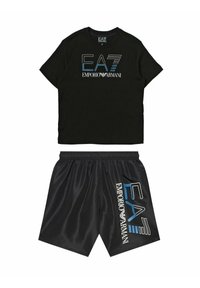 Camiseta de algodón negra con el logo azul y blanco de EA7 Emporio Armani y pantalones cortos negros a juego con estampado del logo. Ambos artículos tienen un ajuste relajado.