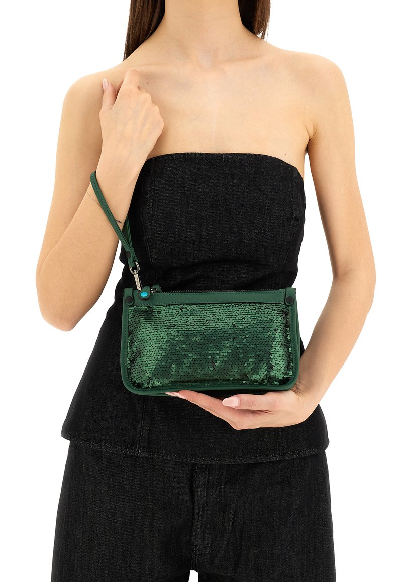 Borsa a mano verde con paillettes, rifinita con una texture in pelle liscia e zip. Presenta un manico a polso staccabile e una forma rettangolare.
