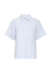 Chemise bleu clair à manches courtes avec une poche poitrine unique, une patte de boutonnage sur le devant et des poignets repliés sur les manches.