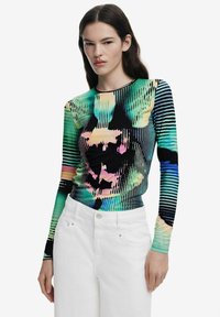 Bluză cu mânecă lungă, cu un model abstract vibrant în verde, negru și roz; design ajustat, cu textură ribbed și decolteu rotund.