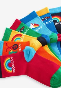 Calzini colorati in varie tonalità, ciascuno con motivi unici e i giorni della settimana. I materiali sembrano morbidi con una texture a costine.