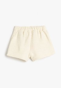 Cremefarvede shorts lavet af tekstureret stof med et let mønster, der har en elastisk talje og en afslappet pasform.