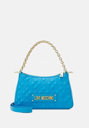 Sac à main matelassé bleu avec poignée chaîne dorée et logo "LOVE MOSCHINO" sur le devant, avec une bandoulière bleue amovible et une fermeture éclair sur le dessus.