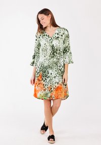Kurzärmliges Kleid mit V-Ausschnitt, das mit einem gradienten Design in grün und orange mit Tierdruck versehen ist, aus leichtem Stoff mit fließender Silhouette.