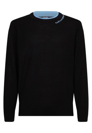 Czarny sweter z długim rękawem i okrągłym dekoltem, jasnoniebieski wewnętrzny kołnierz oraz napis „KARLLAGERFELD” na przednim kołnierzu.