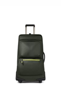 Valigia con ruote di colore verde scuro con finitura opaca. Dotata di manico retraibile, una tasca frontale con zip gialla a contrasto e ruote nere.