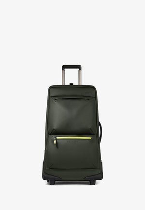 Valigia con ruote di colore verde scuro con finitura opaca. Dotata di manico retraibile, una tasca frontale con zip gialla a contrasto e ruote nere.