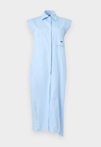 Φωτεινό γαλάζιο φόρεμα-πουκάμισο χωρίς μανίκια με κουμπιά μπροστά, μυτερό γιακά, τσέπη στο στήθος με μικρό μαύρο λογότυπο και ασύμμετρο τελείωμα.