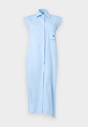 Φωτεινό γαλάζιο φόρεμα-πουκάμισο χωρίς μανίκια με κουμπιά μπροστά, μυτερό γιακά, τσέπη στο στήθος με μικρό μαύρο λογότυπο και ασύμμετρο τελείωμα.