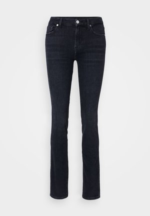 Sötétkék egyenes szabású farmernadrág, öt zsebbel, gombos záródással és minimális varrási részletekkel.