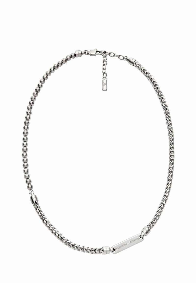 Stříbrný náhrdelník s kombinací korálkového a spleteného řetízku, malou visačkou a nastavitelnou sponou pro přizpůsobení délky.