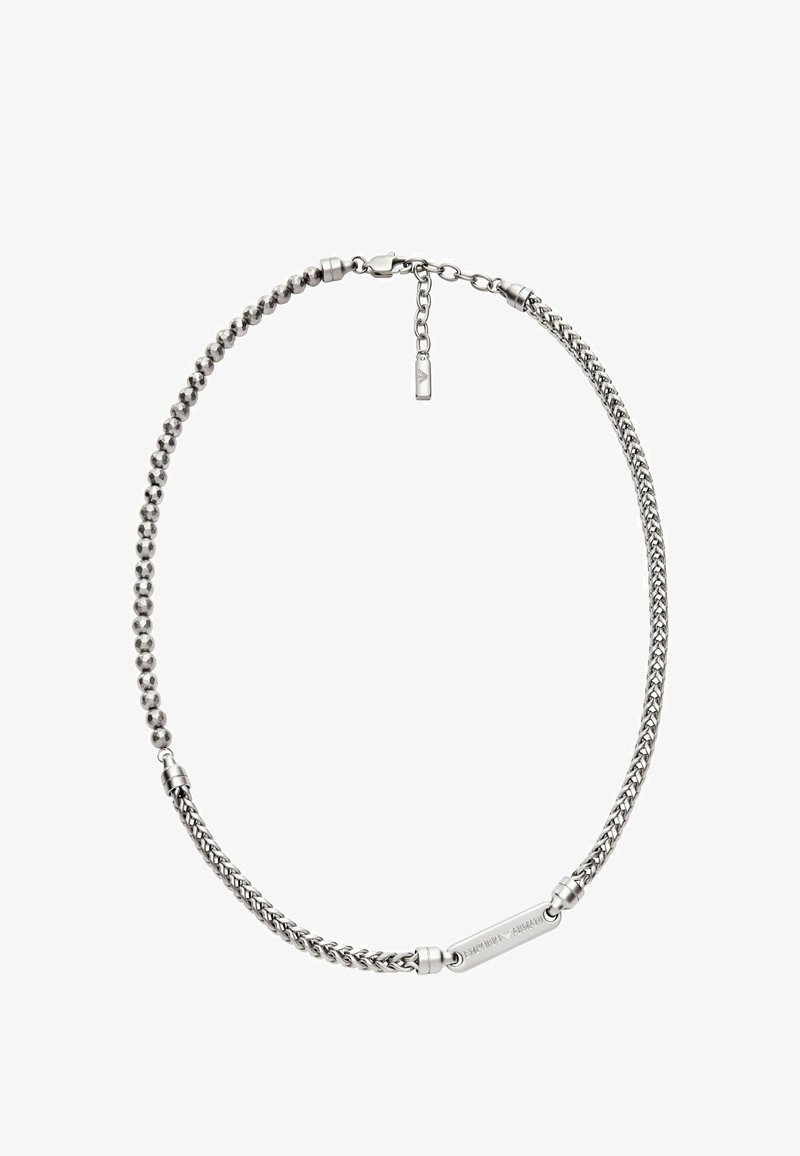 Sølv halskæde med en kombination af perle- og fletværkskædedesigns, med et lille skilt og justerbar lås til længdejustering.