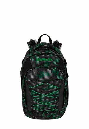 Mochila de patrón negro y verde con un diseño geométrico, que cuenta con correas ajustables, un cordón elástico en la parte frontal y dos bolsillos laterales.
