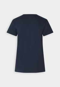 Námo�řnická modrá bavlněná trička s krátkými rukávy, kulatým výstřihem a jednoduchým designem. Hladká textura, bez viditelných vzorů nebo akcentů.