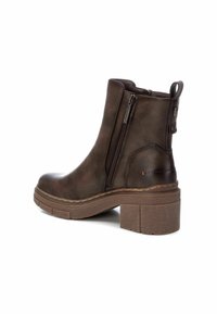 Botas de tobillo marrones con un acabado de cuero suave, una cremallera lateral y un tacón grueso, que presentan acentos texturizados y costuras reforzadas.