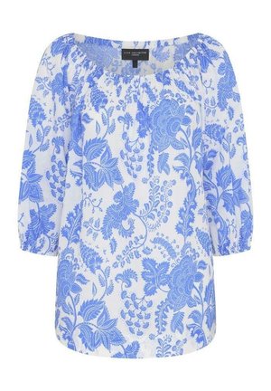 Weiße Bluse mit einem blauen Blumenmuster, runden Ausschnitt, gepufften Dreiviertelärmeln und weichem Stoff.