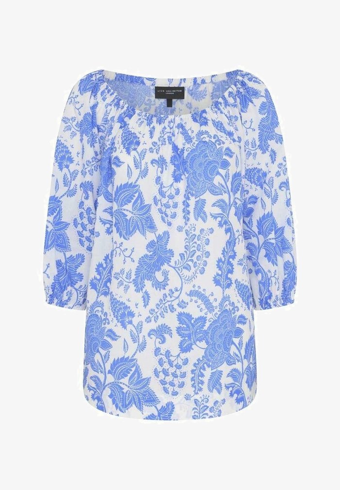 Vit blus med ett blått blommönster, rund halsringning, puffade trekvartsärmar och mjuk tygkänsla.