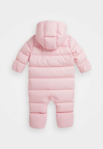 Tutina da neve rosa imbottita con cappuccio, dotata di sezioni trapuntate, polsini elasticizzati e sezioni per i piedi oversize per calore e copertura.