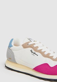 Baskets blanches avec des accents beiges, roses et bleu clair. Présentent un dessus texturé, des lacets blancs et une semelle en caoutchouc noire. Logo de la marque imprimé.
