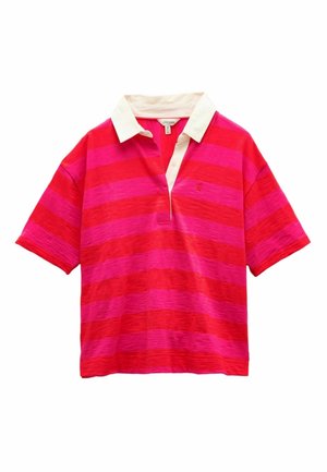 Polo à manches courtes avec larges rayures horizontales rouges et roses et un col blanc avec des boutons, sans logos ni motifs visibles.