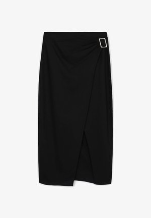 Gonna nera avvolgente con design drappeggiato, uno spacco e un dettaglio in metallo con fibbia su un lato per un tocco in più. Tessuto morbido con una vestibilità strutturata.