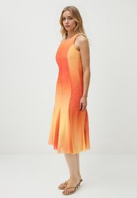 Robe sans manches dégradé orange-jaune avec un ourlet évasé, fabriquée en tissu léger, présentant une texture lisse et sans éléments métalliques visibles.