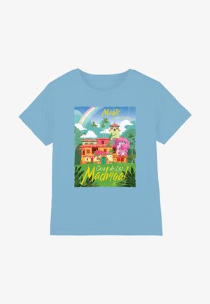 Hellblaues Baumwoll-T-Shirt mit einem lebhaften Grafikmotiv, das ein buntes Haus, einen Regenbogen und den Text "Magie erwartet dich" in Gelb zeigt.