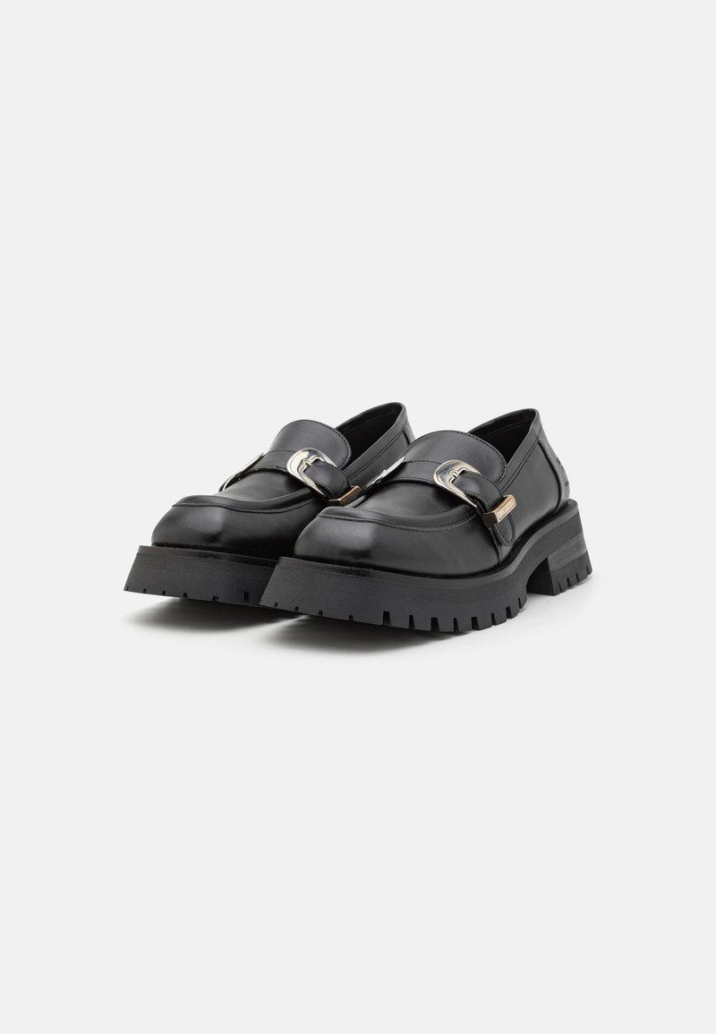Mocassins en cuir noir avec un bout arrondi, dotés d'une boucle en argent décorative et d'une semelle extérieure robuste et texturée pour une meilleure adhérence.