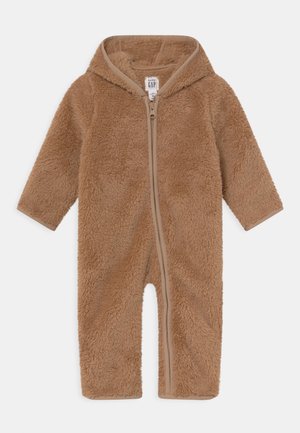 Brązowy, miękki kombinezon z kapturem dla niemowląt, z długimi rękawami i przednim zamkiem błyskawicznym od szyi do kostki.