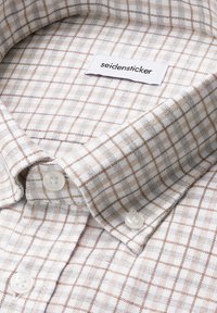 Geklede button-up overhemd in wit, beige en bruin. Voorzien van een spread collar, plastic knopen en een seidensticker label.