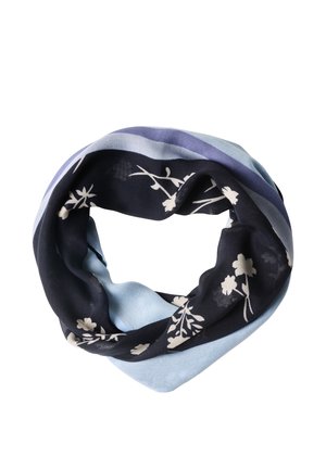 Cirkulært tørklæde med lyseblå og mørk marineblå sektioner, med hvide blomsterprint, arrangeret i en løs sløjfe på en hvid baggrund.