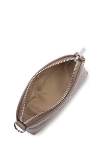 Borsetta in pelle marrone con texture e zip in argento. L'interno presenta una fodera liscia di colore marrone chiaro. Forma compatta, ovale, con bordi arrotondati.