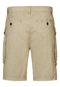 Shorts cargo beiges en tissu léger ; comportent deux poches latérales avec rabats, deux poches arrière avec des boutons noirs, et une coupe droite.
