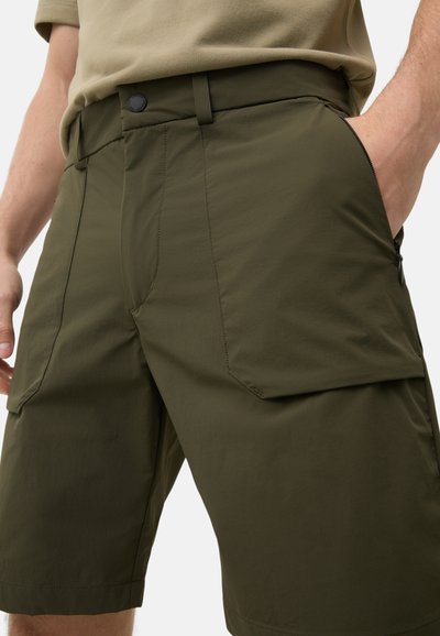 Olivgrüne Cargo-Shorts aus leichtem Material, mit einer Reißverschlusstasche, flachen Vorderentaschen und einem geraden Schnitt mit Stickdetails.