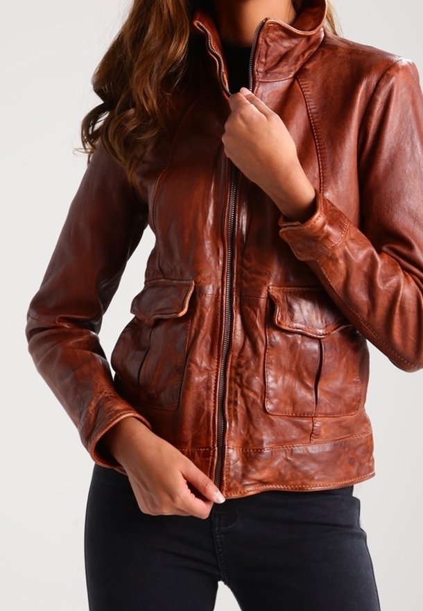 Brun läderjacka med hög krage, framsida dragkedja och två stora fickor. Materialet har en lätt lyster och synliga sömmar.