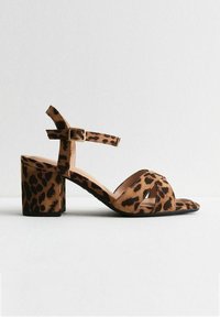 New Look Wide Fit WIDE FIT LEOPARD-PRINT BLOCK-HEEL - Sandales - stone