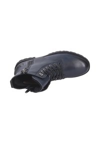 Stivale alla caviglia in pelle blu navy con chiusura tramite lacci, cerniera laterale e suola testurizzata. Presenta occhielli in metallo e una punta rinforzata in gomma.