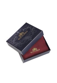 Marineblauwe gift box met gouden reliëf en decoratief ontwerp, met een bordeauxrood stoffen item aan de randen zichtbaar.