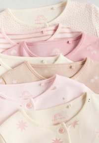Set aus sieben Babykleidern in verschiedenen Rosa- und Cremetönen, mit Mustern wie Punkten, Streifen und Sternen sowie sanften, abgerundeten Kragen.
