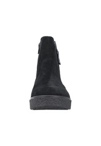 Bottines en suède noir avec une surface texturée, bout rond et semelle en caoutchouc épaisse. Elles disposent d'une fermeture à zip latéral et de minimalismes en matière de quincaillerie.