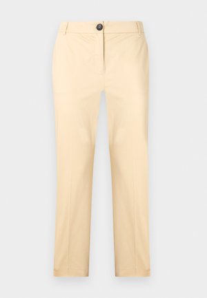 Pantalon beige à jambes droites avec passants pour ceinture, fermeture bouton à l'avant et devant plat, fabriqué en tissu lisse.