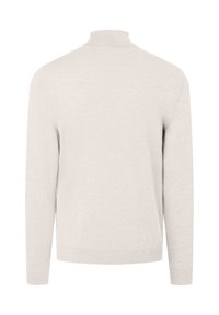 Hellgrauer Pullover mit Stehkragen, langen Ärmeln und einem strukturierten Strickmuster. Glatte Oberfläche mit gerippten Bündchen und Saum.