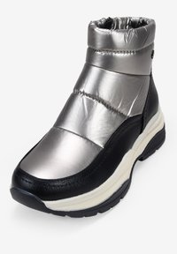 Botín en metalizado plateado y negro con un eje acolchado, acentos de cuero texturizado y una suela de goma flexible. Presenta un diseño de punta redondeada.