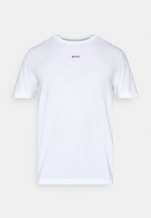 Witte sportieve t-shirt met korte mouwen, met subtiele verticale textuurstrepen en "BOSS" gedrukt op de borst.