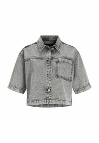 Chaqueta de denim gris, recortada, con mangas cortas, cuello, cierre frontal de botones y un bolsillo en el pecho; presenta un acabado texturizado y desvanecido.