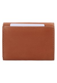 Portefeuille mince en cuir marron avec une carte blanche visible partiellement insérée dans la poche arrière sur fond blanc.